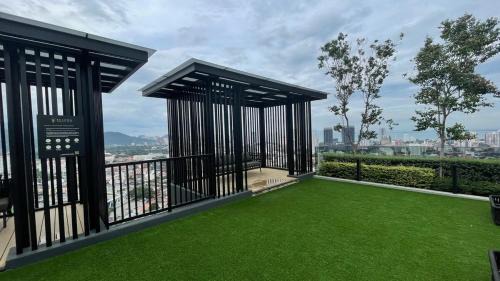 George Town Apartment | Comfy 2BR Sunny Suite Sky Pool & Stunning Views