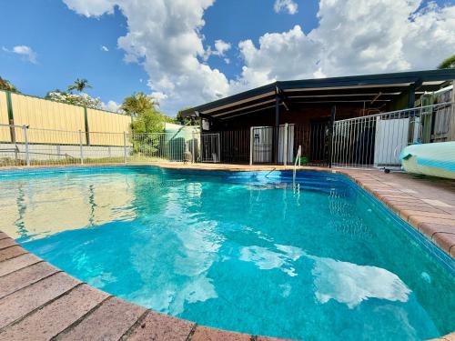 Shailer Park House | Comfy Logan - Shared bathrooms - Individual Room with a Queenbed
