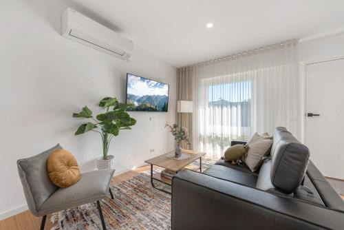 Carnegie Apartment | Comfy Studio with Shared Backyard near Racecourse