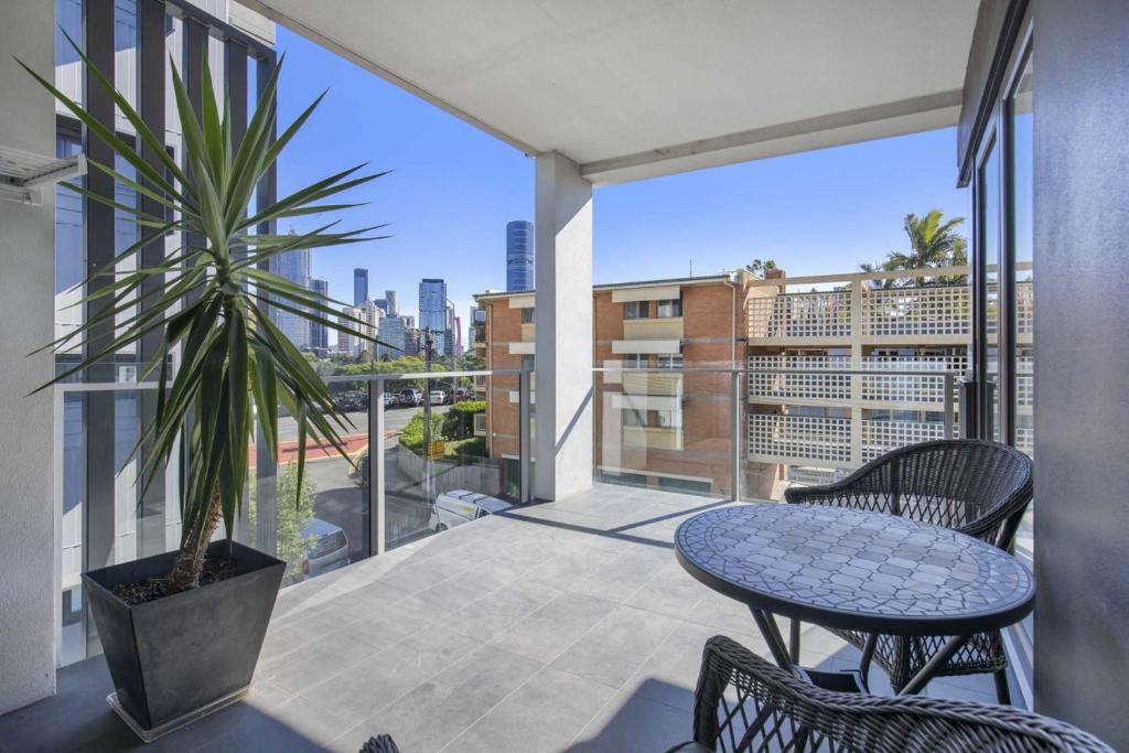 Kangaroo Point Apartment | Contemporary Apt, Premium Local, WiFi, Wine, Cafes by Custom Bnb Hosting
