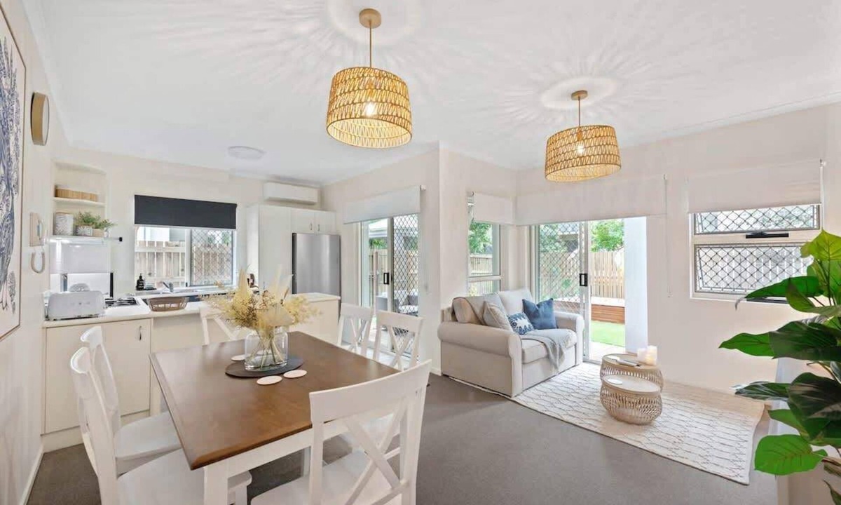 Hawthorne Apartment | Contemporary Comfy ~ 2Bed/2Bath/1Car ~ Hawthorne