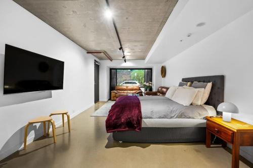Richmond North Apartment | Convenient and Cozy Richmond Studio Near Cafes and MCG