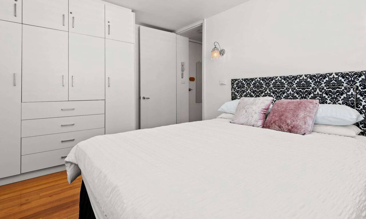 Carlton South Apartment | Convenient Apartment in heart of Carlton