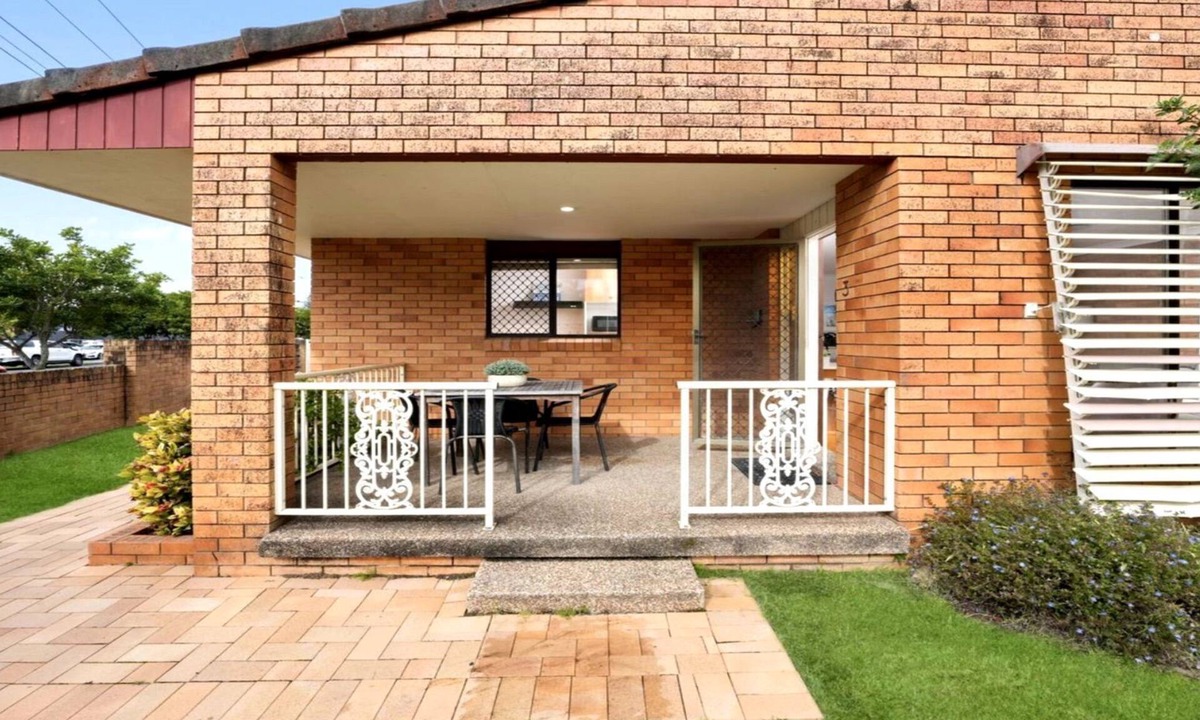 Sawtell Apartment | Conveniently located walking distance to beach, shops and restaurants