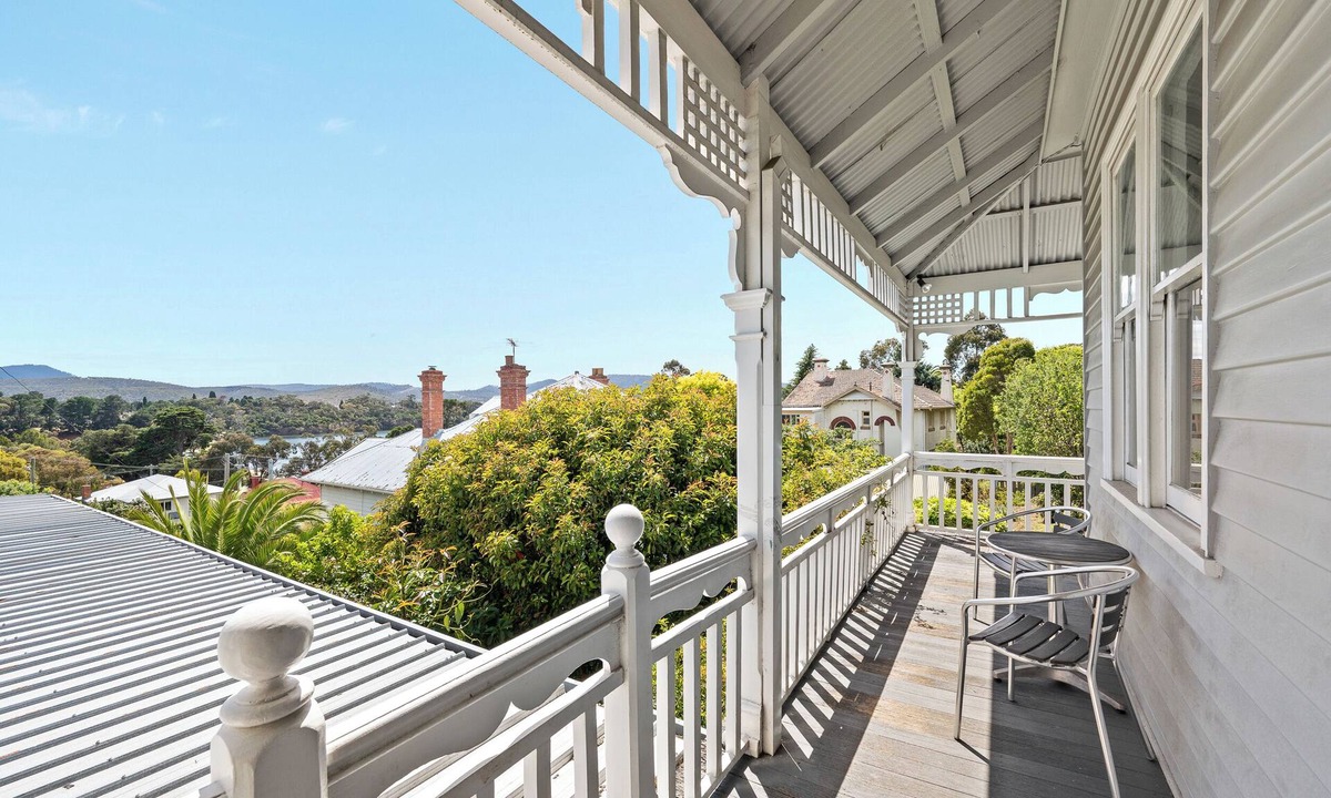 New Town House | Cornelian Bay Hideaway close to CBD