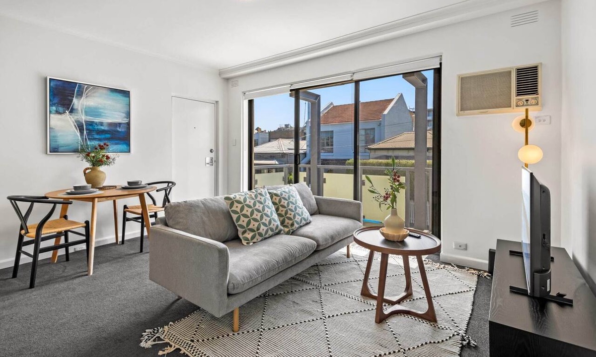 Elsternwick Apartment | Cosy 1-Bed Balcony Unit in Quiet Street by Shops