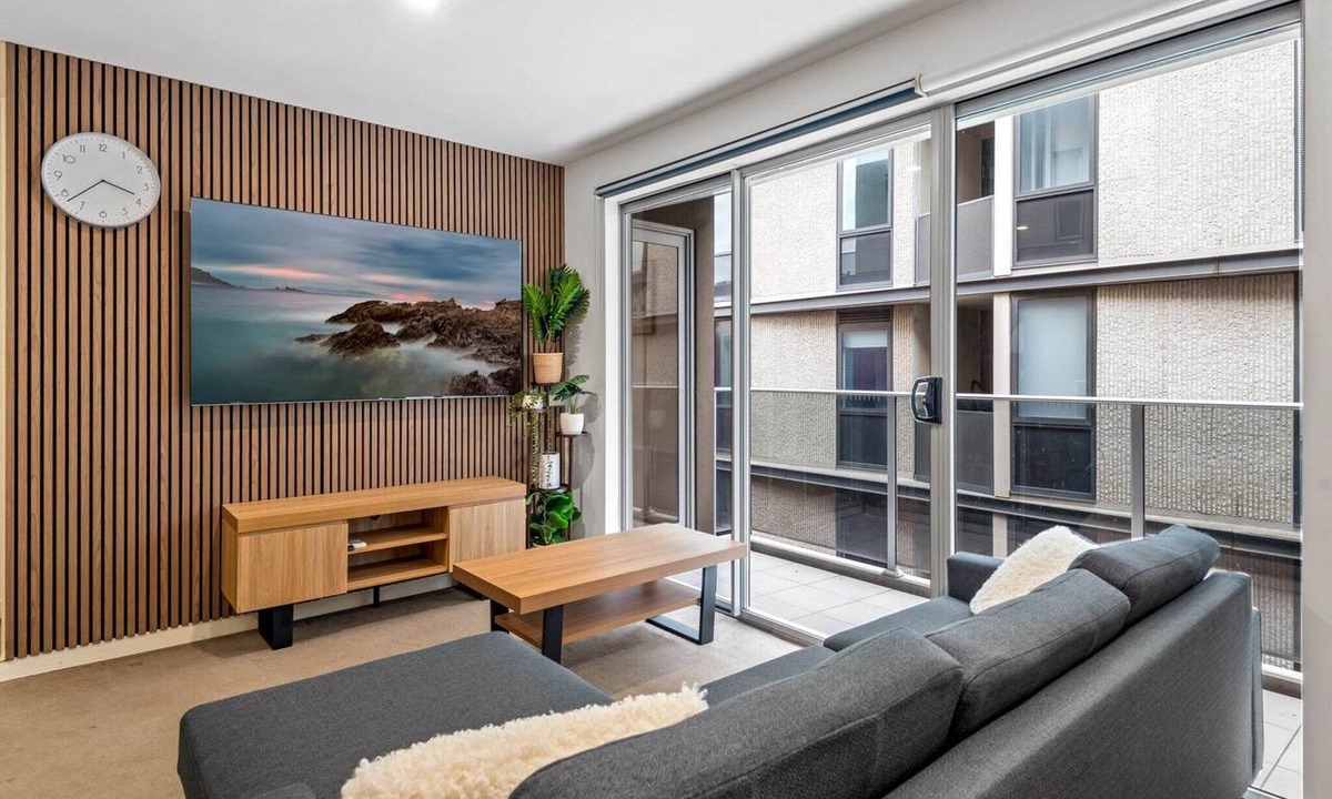 St Kilda Apartment | Cosy 1-Bed with Balcony in Trendy St Kilda
