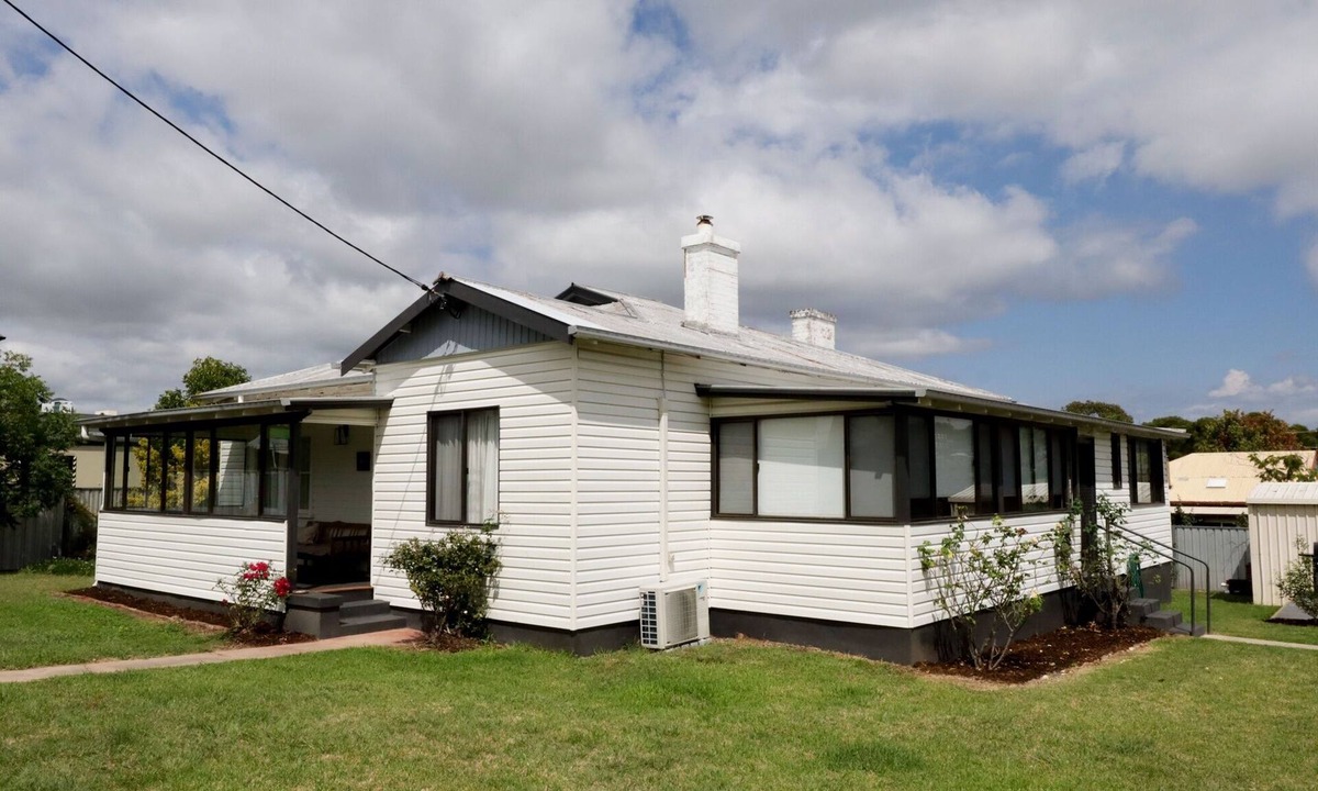 Tenterfield House | Cosy 3-Bed Home with Fireplace & Outdoor BBQ