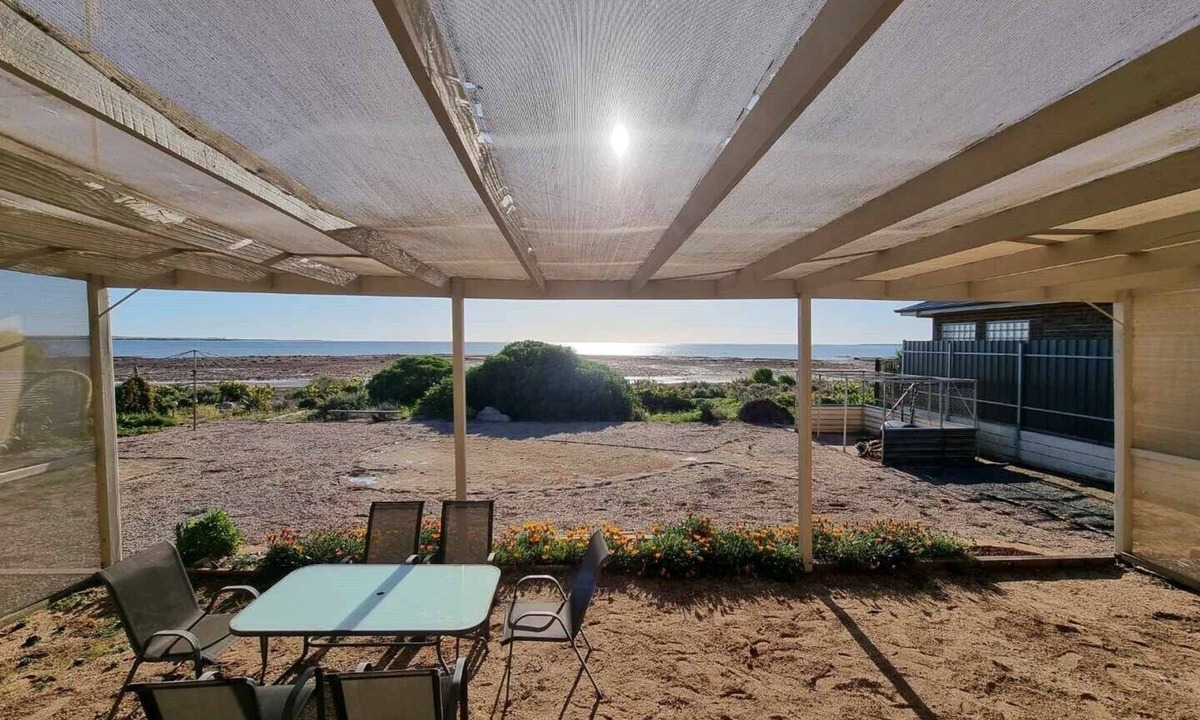 Wokurna Cabin | Cosy beach-front shack with easy access to everything Port Broughton offers.