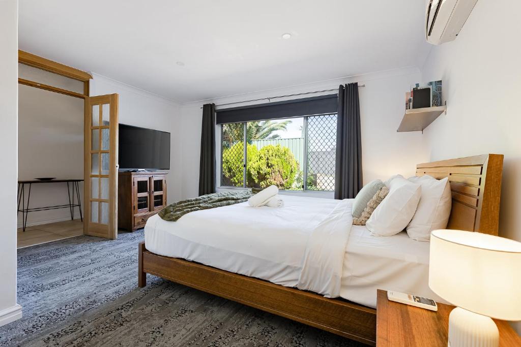 Hamilton Hill House | Cosy Corner Retreat Swan BnB Management