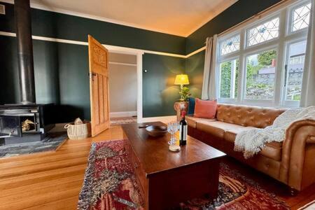 West Launceston House | Cosy Launceston Spa Cottage w Fire Pit and BBQ