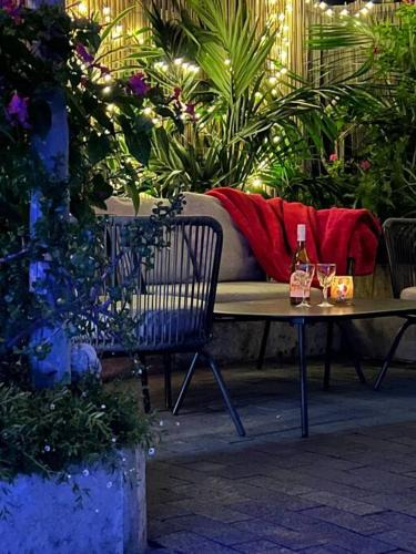 Rockingham House | Cosy, private guest house with pool and private parking