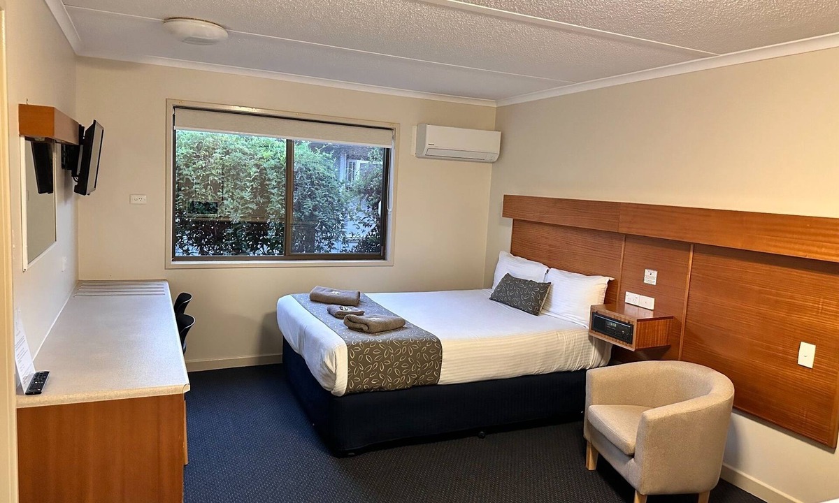 Charleville Hotel | Cosy Queen Room Charleville
