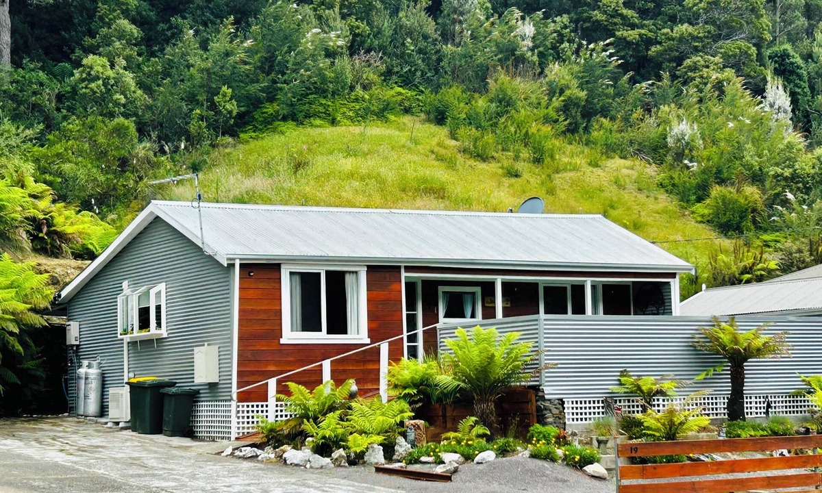 Queenstown Cottage | Cosy retro renovated cottage with mountain setting out back