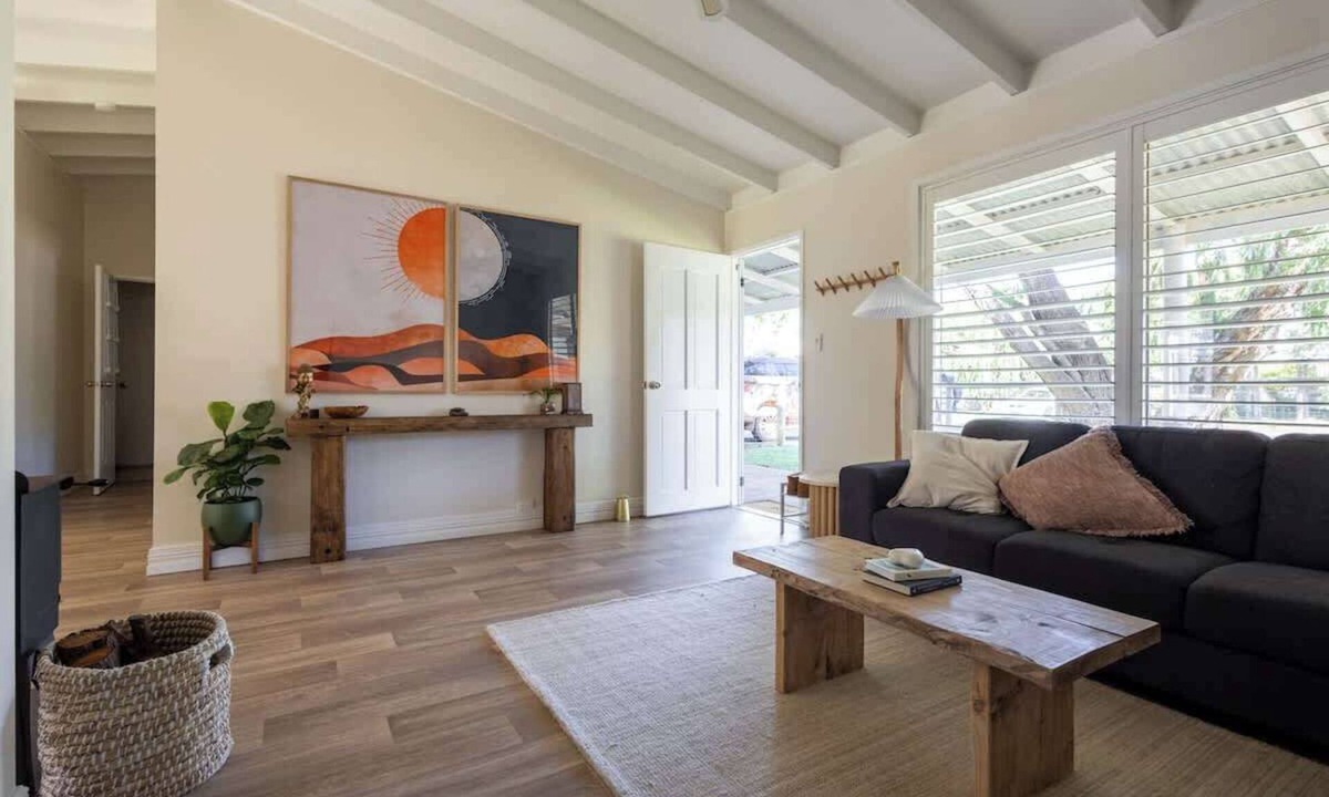 Preston Beach House | Cosy Winter Retreat Fire, Tea & Sauna