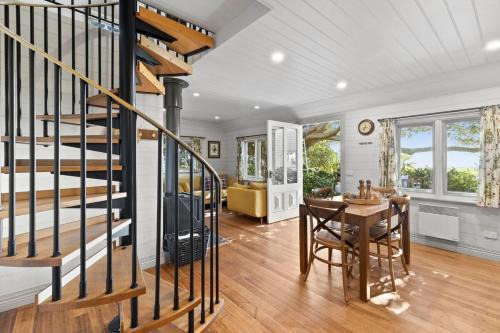 Portarlington House | Coton Cottage on the waterfront - Ocean views