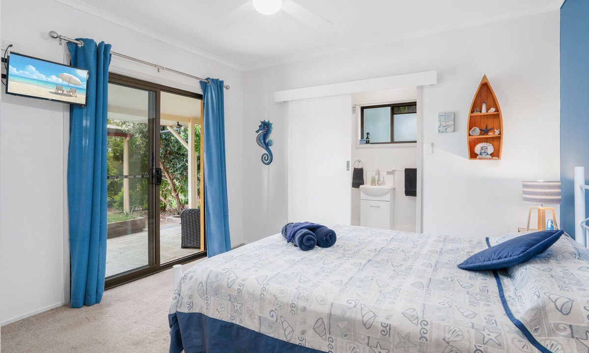 North Deep Creek Bed & Breakfast | Country accommodation handy to town. Stunning rural views overlooking pool.