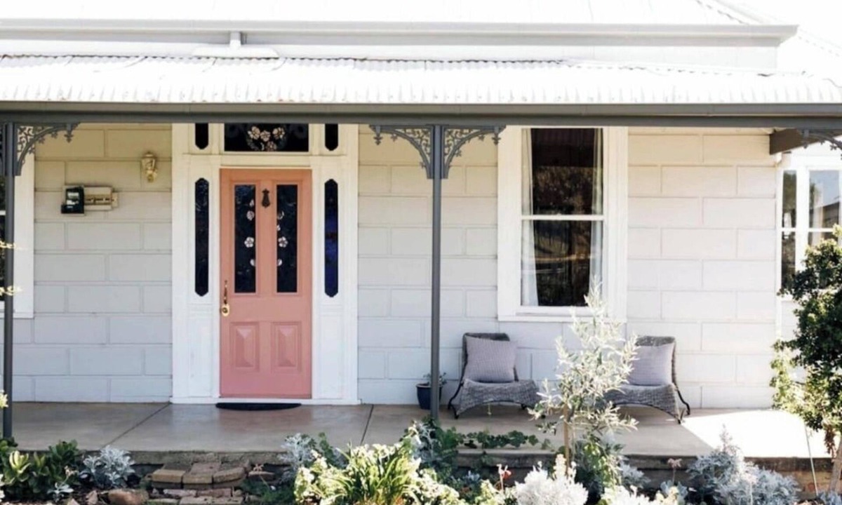 Rutherglen House | Country House - sleeps 6-8. Vineyard views & stroll to town. Pet Friendly !