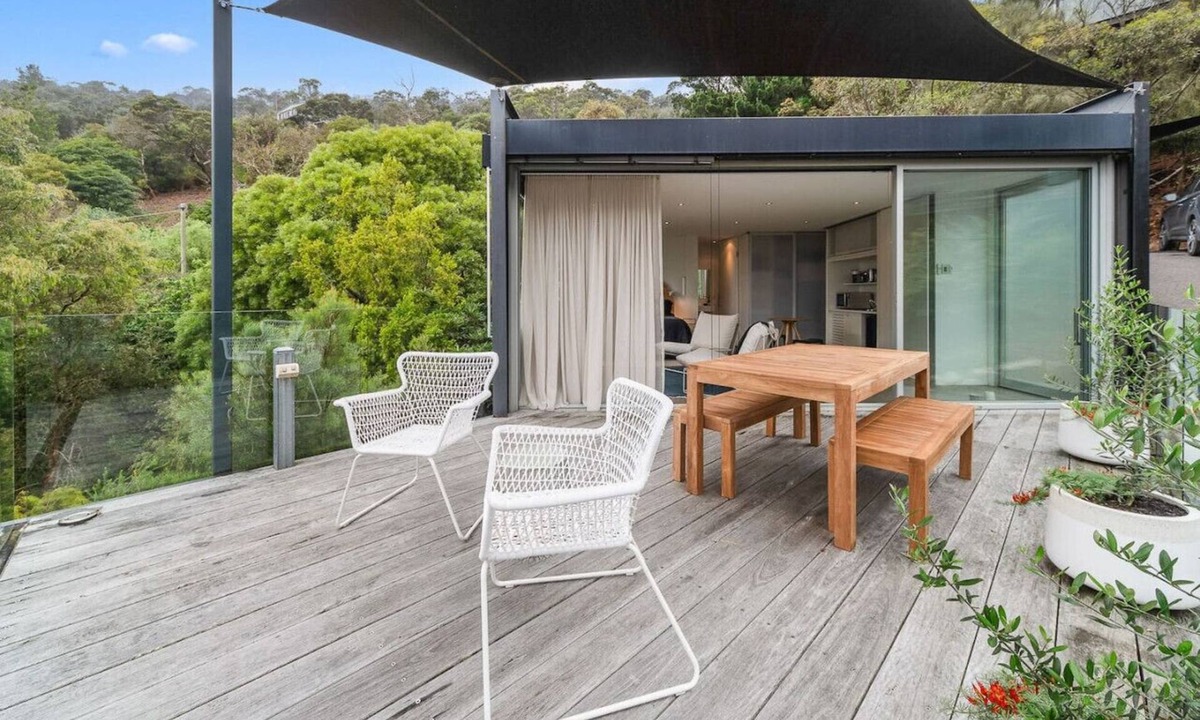 McCrae Apartment | Couples Hillside Retreat