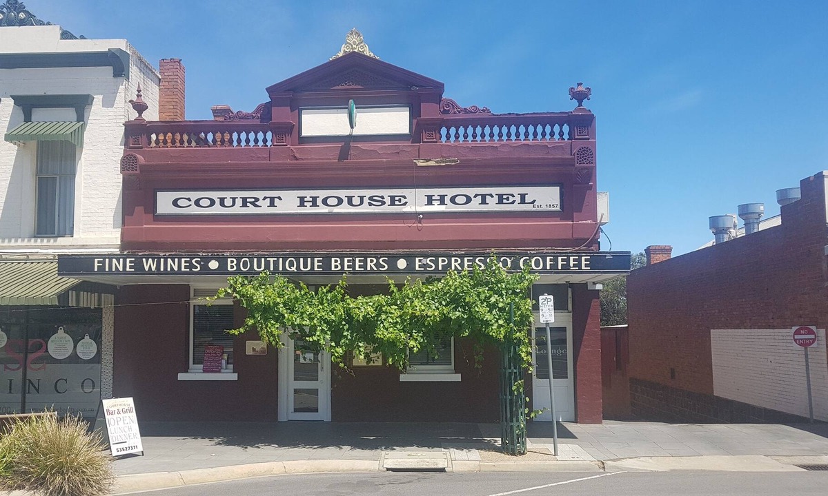 Ararat Hotel | Courthouse Bar & Grill