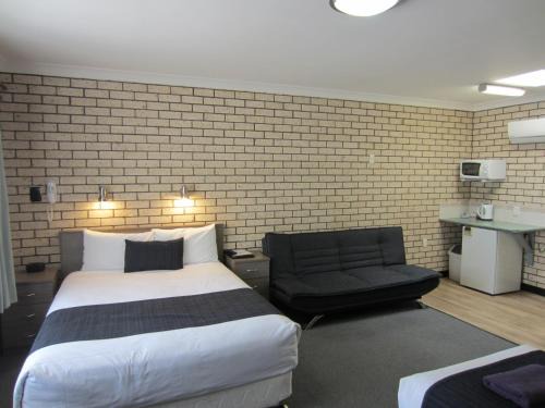Cowra Hotel | Cowra Crest Motel