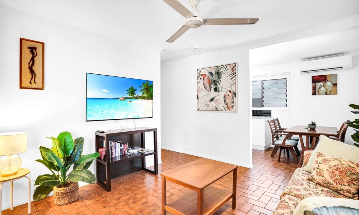 Cairns North Apartment | Cozy & Affordable Stay in Cairns – Perfect for Exploring the Reef!