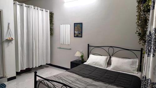 Indore Bed & Breakfast | Cozy and couple friendly studio room