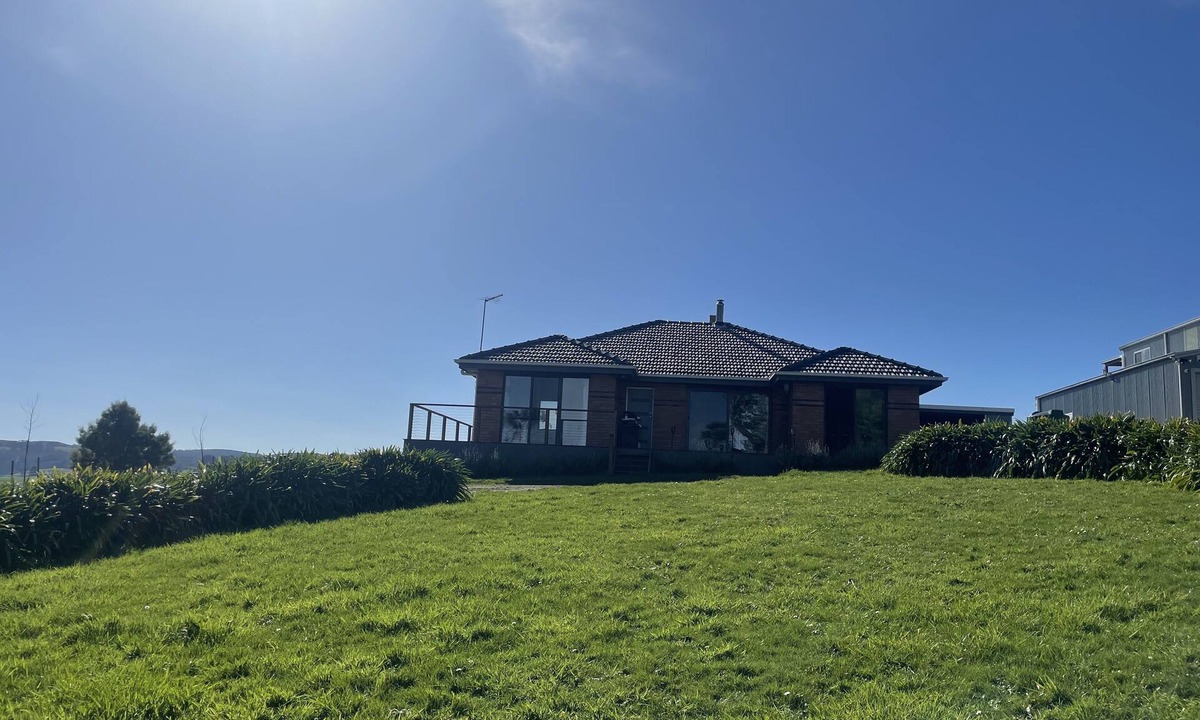 Mount Eccles House | Cozy comfort, spectacular view, central South Gippsland location! Sleeps 12!