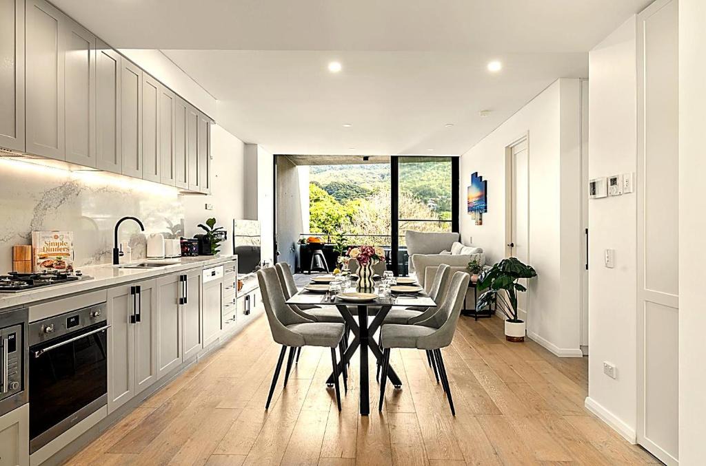 Thirroul Apartment | Cozy Long Weekend Escape Walk to Beach & Train