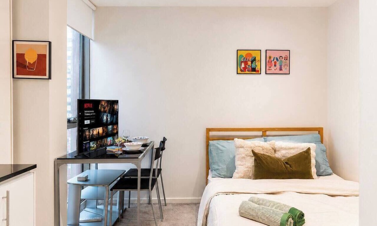 Chinatown Apartment | Cozy Mel Central studio Pool Gym Sauna free tram