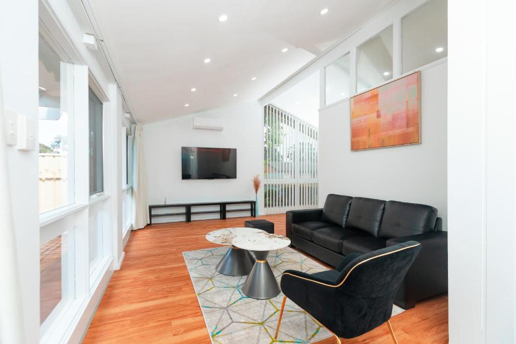 Paradise Villa | Cozy Retreat-4 Queen Bed, 3TV, Full Kitchen, Cot, Pets allowed-Fully Fenced, FreeWifi