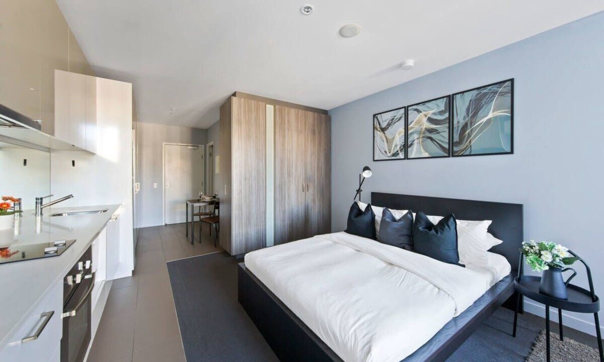 Melbourne Central Business District Apartment | Cozy Studio Retreat by Southern Cross Station