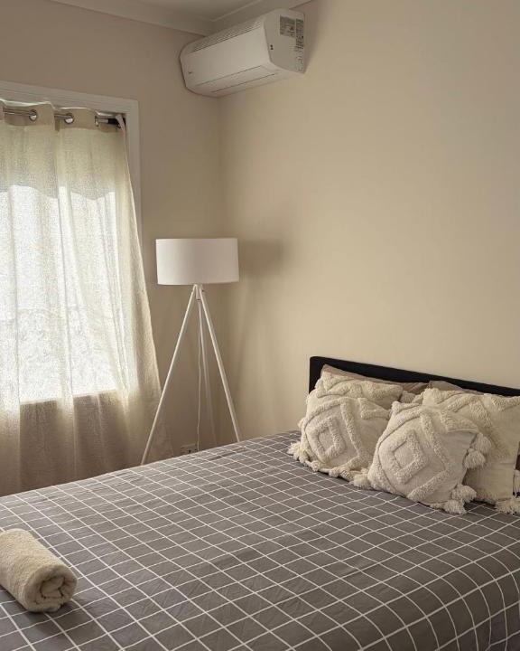 St. Albans House | Cozy Studio Retreat in Saint Albans with Private Entrance