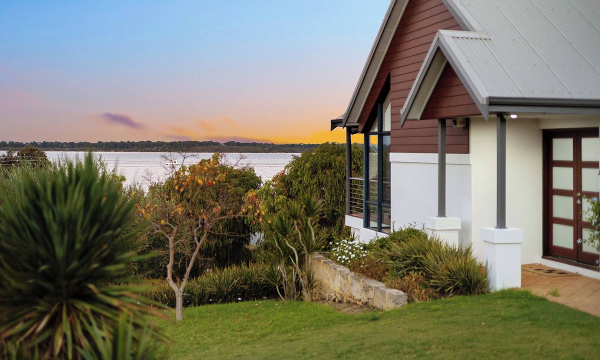 Dawesville House | Cozy Waterfront Family Sized Retreat