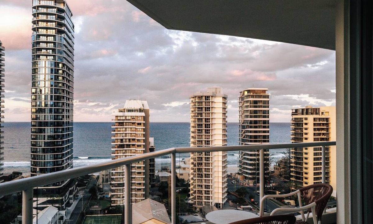 Main Beach Hotel | Crest Apartments