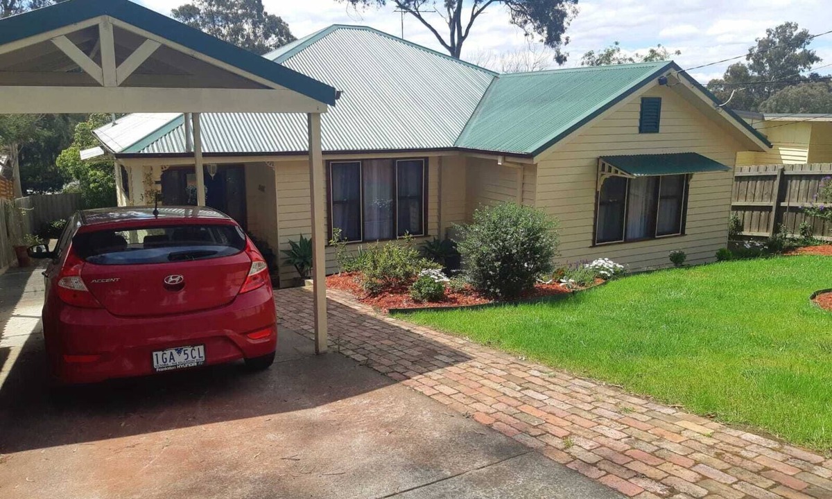 Montmorency House | Cute cottage in the suburbs