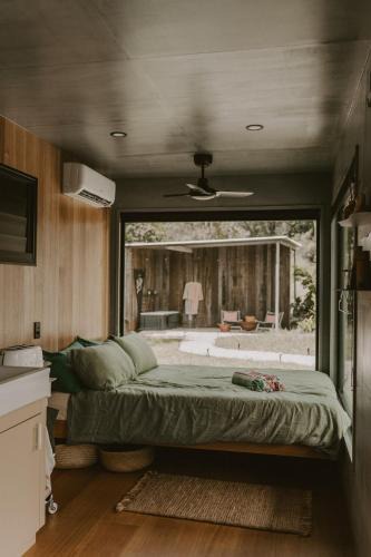 Palmwoods House | Cute, Cozy Container with Outdoor Bath near Montville