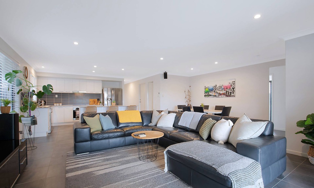 Dakabin House | Dakabin Escape Modern Comfort near Dining and Shops