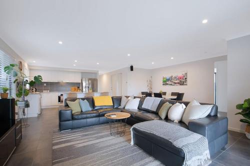 Dakabin House | Dakabin Escape - Modern Comfort near Dining & Shops