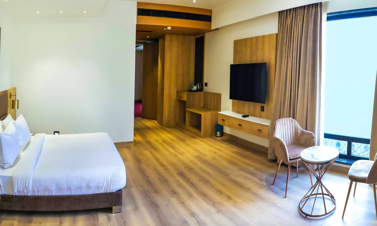 Hazratganj Hotel | DAYAL GATEWAY
