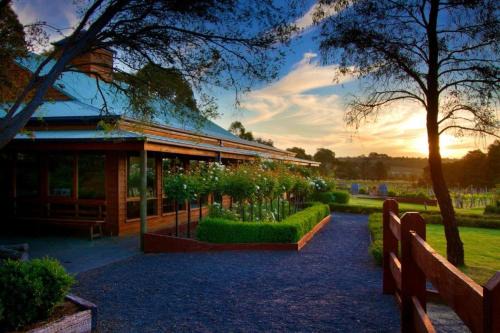 Lancefield House | Deluxe Villa - Circa 1860s Homestead