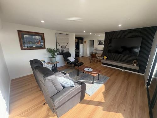 Austins Ferry House | Derwent Waters Hideway