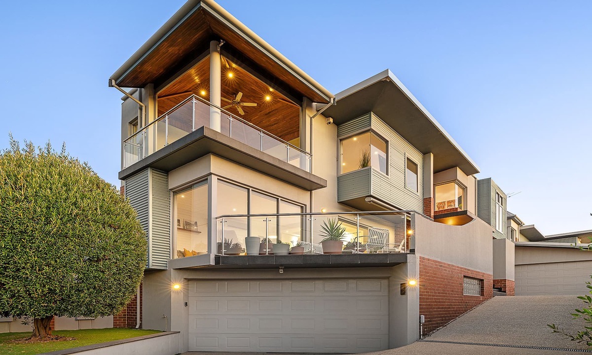 South Perth House | Designer Luxury 3brd - Epic Views - South Perth