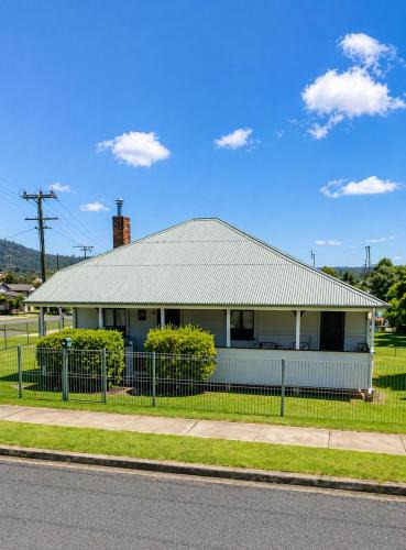 Stanthorpe House | Dillons Cottage