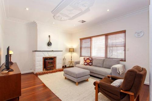 Fremantle House | Directors Cottage Fabulous Local & Peaceful