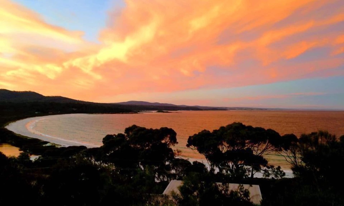 Binalong Bay Cottage | DOLPHIN LOOKOUT COTTAGE Overlooking Binalong Bay