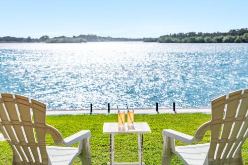 Yamba House | Dolphin View - Elegant Waterfront Haven with Private Pontoon - Holiday Yamba