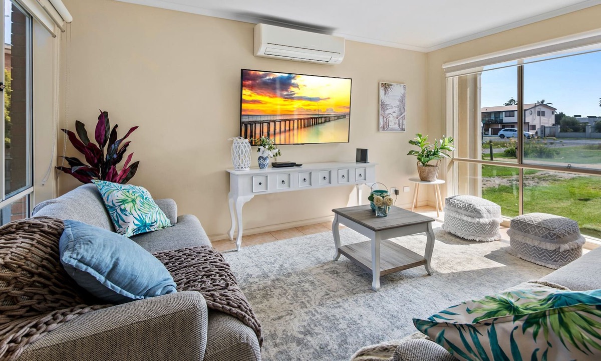 Dromana House | Dromana 3-Bed Getaway, Walk to Beach and Shops