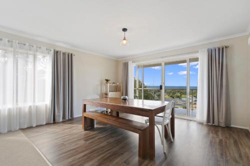 Lakes Entrance House | Eastern Views Beach House - Spacious Family Escape