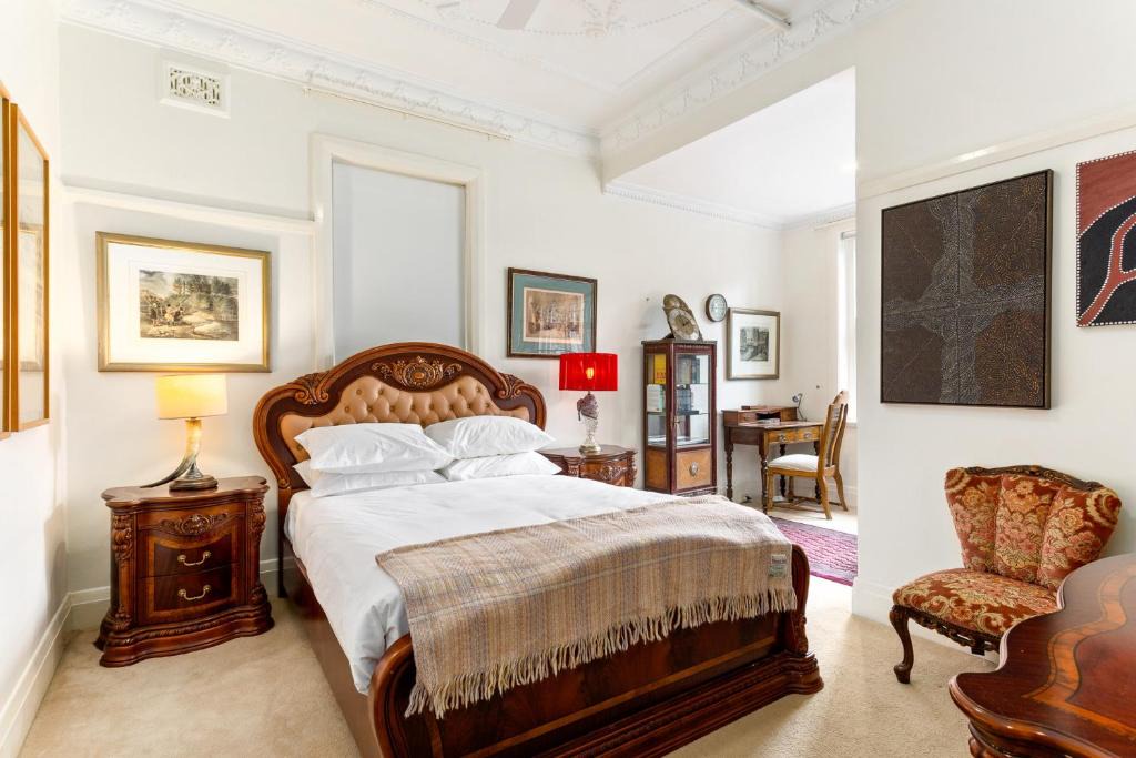 Kings Cross Apartment | Eclectic Art Deco Apartment in great location